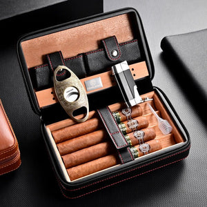 Cave de voyage en cuir gainé, équipée de son coupe - cigare et de son briquet tempête -