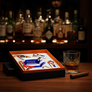 Coffret pour amateur de cigares en céramique et acier, composé d'un briquet tempête, d'un coupe - cigare et d'un cendrier -