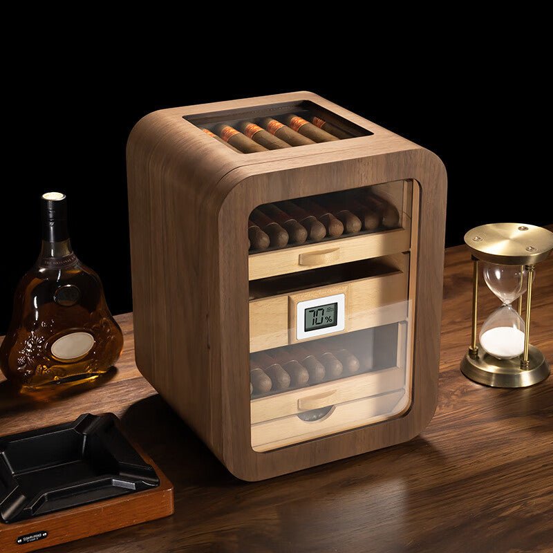 Cigare sec : armoire à cigares en bois précieux remplie de cigares, hygromètre à 70 %, bouteille de cognac et sablier sur une table en bois