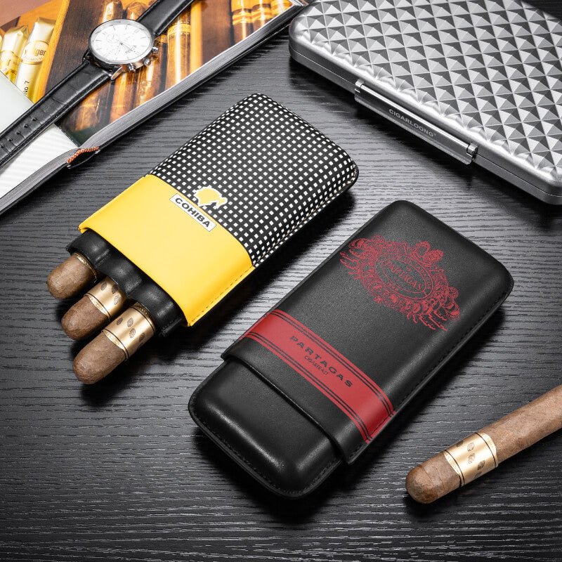 Voyager avec des cigares : étui en cuir doublé de cèdre posé sur une table en bois avec montre, magazine et étui métal Cigarloong en arrière-plan