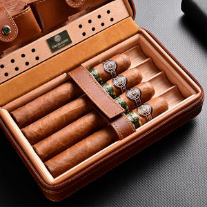 Cave de voyage en cuir gainé, équipée de son coupe - cigare et de son briquet tempête - 