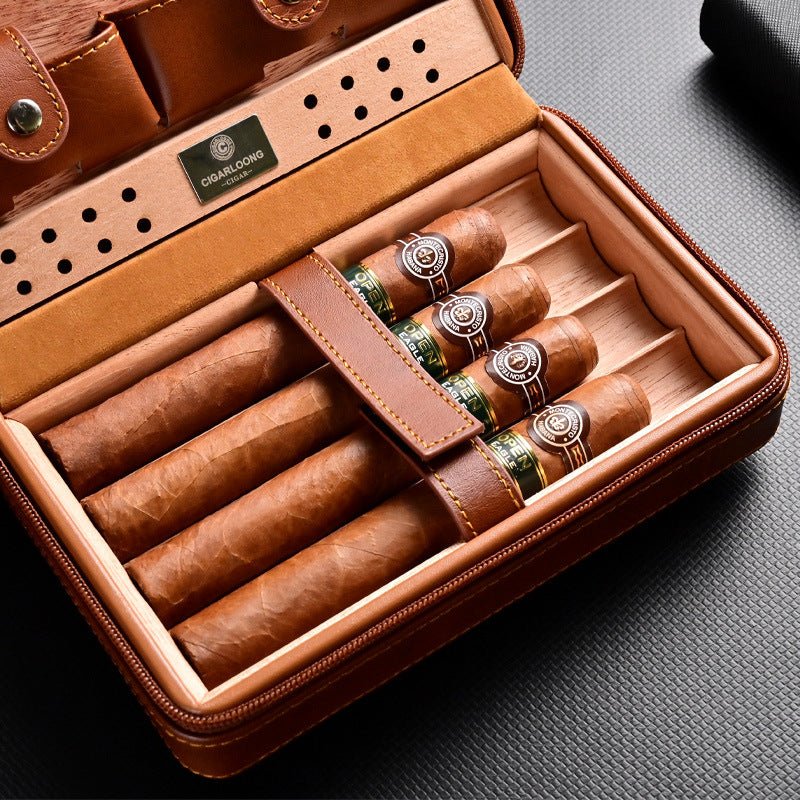 Cave de voyage en cuir gainé, équipée de son coupe - cigare et de son briquet tempête - 