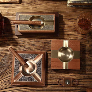 Cendrier de salon en cuivre et bois de cèdre laqué - 